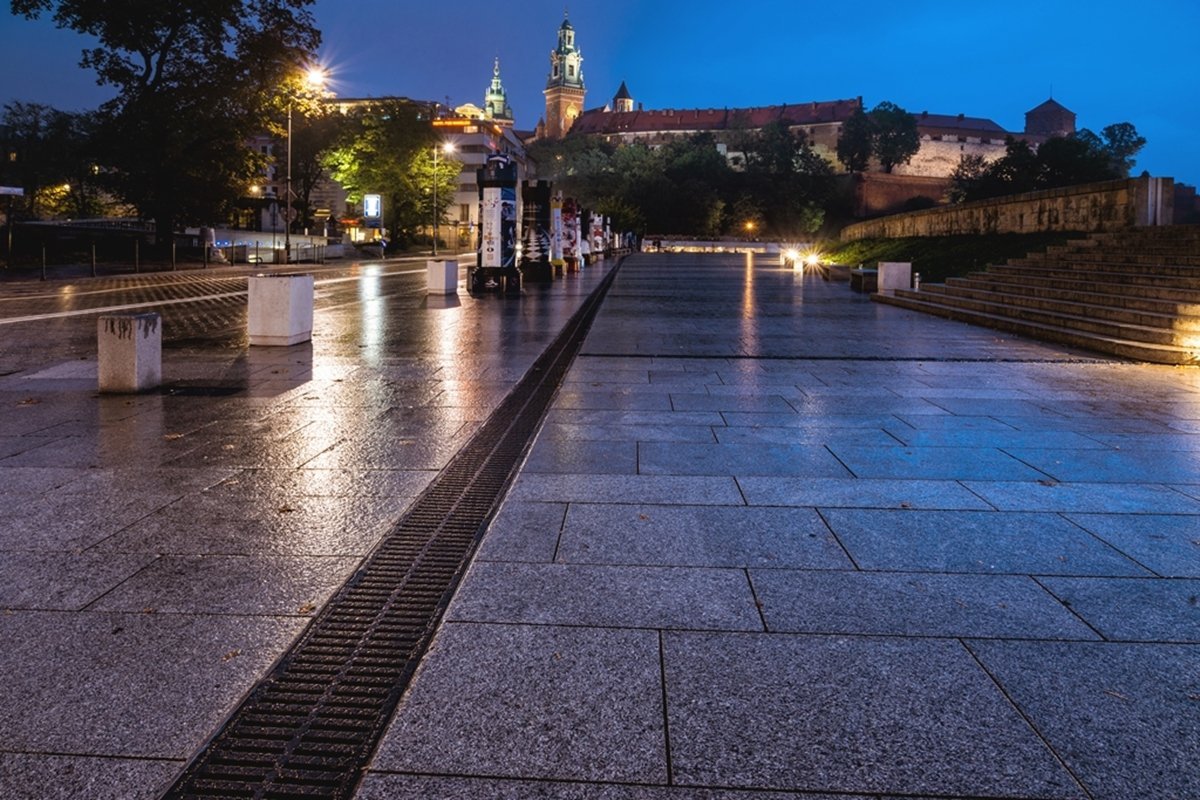 Odprowadzenie wody deszczowej w przestrzeni publicznej Plac Cort Kraków