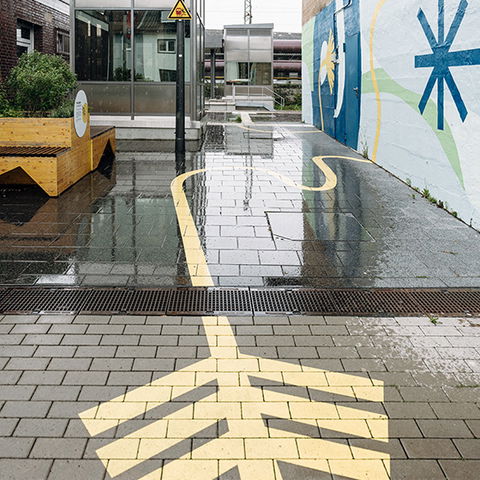 Zugang zum Bahnsteig am Bahnhof Mannheim-Käfertal mit querliegender DRAINFIX CLEAN RNC Rinne