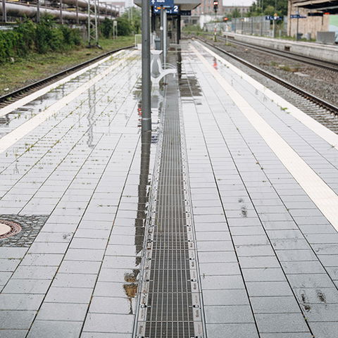 Bahnsteig am Bahnhof Mannheim-Käfertal mit DRAINFIX CLEAN RNC Rinne