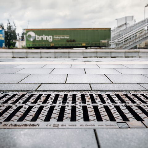 Nahaufnahme einer DRAINFIX CLEAN Filtersubstratrinne auf dem Bahnsteig in Rastatt