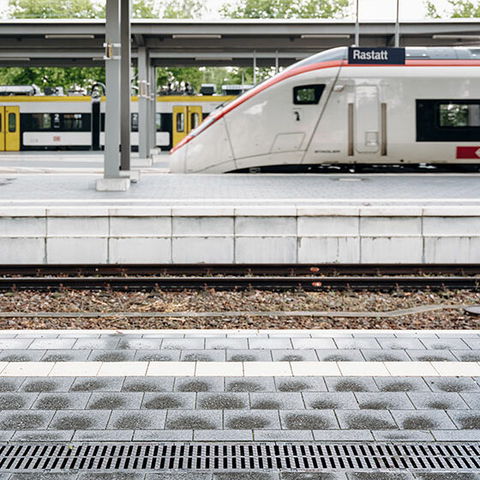 DRAINFIX CLEAN Rinne auf dem Bahnsteig in Rastatt, im Hintergrund ist ein einfahrender ICE