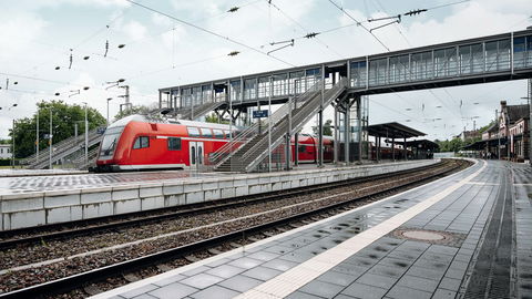 Einfahrender Zug im Bahnhof Rastatt