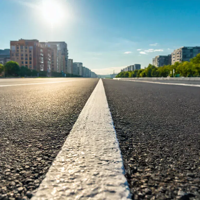 Hitzewirkung auf asphaltierter Strasse