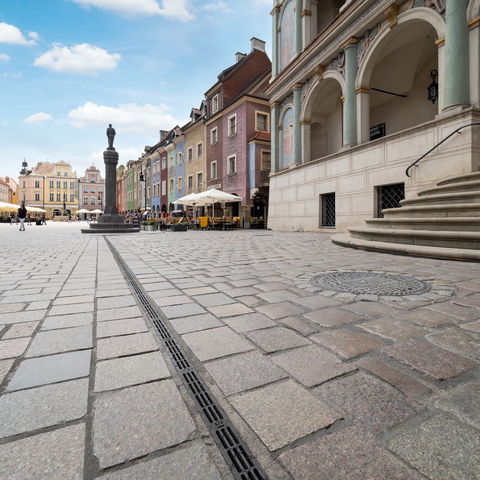 Stary Rynek Poznan płyta rynku, pręgierz nawierzchnia z kostki z odwodnieniem liniowym