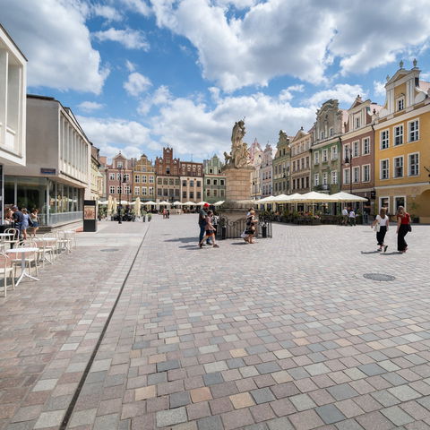 Stary Rynek Poznan płyta rynku, pręgierz nawierzchnia z kostki z odwodnieniem liniowym