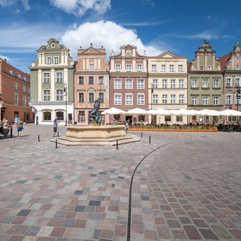 Stary Rynek Poznan płyta rynku, pręgierz nawierzchnia z kostki z odwodnieniem liniowym odwodnienie po łuku, kanaly retencyjno odadniające