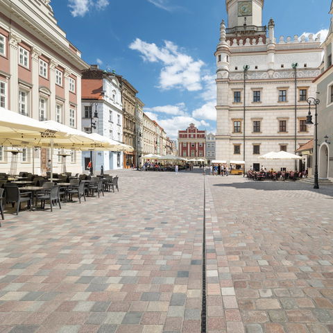 Stary Rynek Poznan płyta rynku, pręgierz nawierzchnia z kostki z odwodnieniem liniowym