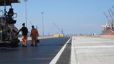 Einbau einer Entwässerungsrinne von HAURATON am Containerterminal des Hafens von Agigea (Rumänien)